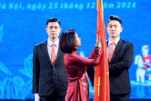 Nhà hát Múa rối Thăng Long đón nhận Huân chương Lao động hạng Ba