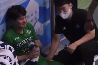 Nam VĐV bóng chuyền Hàn Quốc nhảy theo giai điệu "Hai phút hơn"