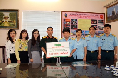 MIC trao 500 triệu đồng bồi thường bảo hiểm tai nạn quân nhân
