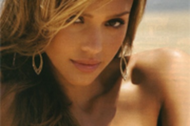 Cha Jessica Alba tức giận vì con gái chụp ảnh "kiệm vải"