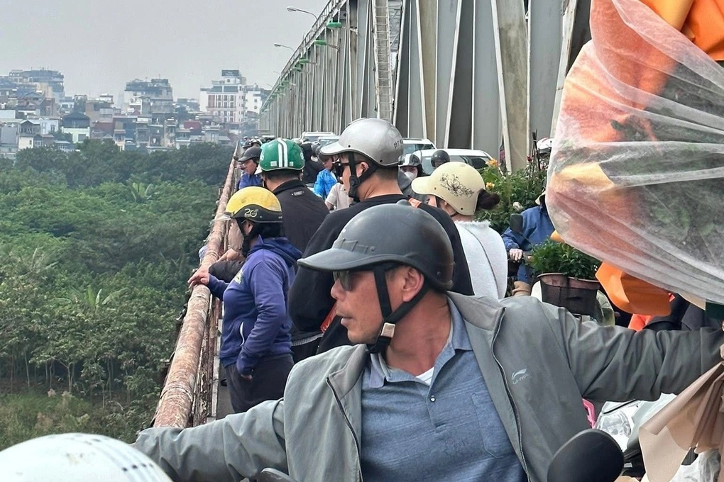 Người phụ nữ nghi để xe máy trên cầu Chương Dương rồi nhảy sông tự vẫn - 2 Người phụ nữ nghi để xe máy trên cầu Chương Dương rồi nhảy sông tự vẫn - 2