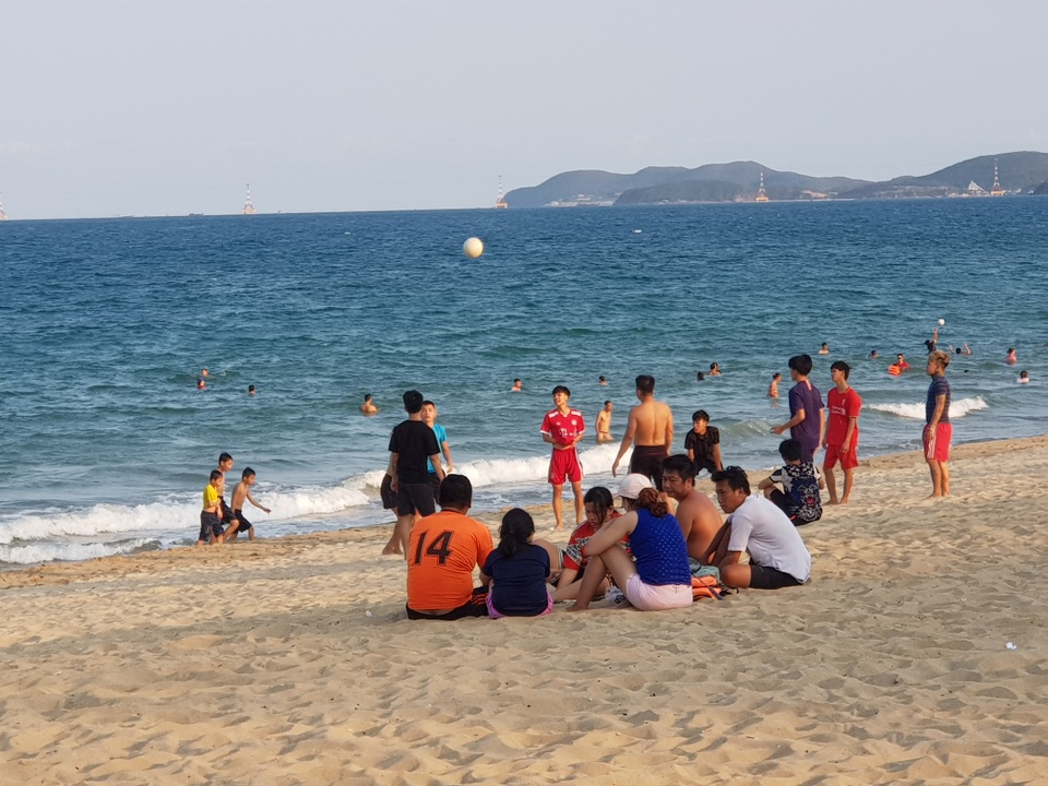 Nha Trang lập chốt, yêu cầu người dân không tụ tập trên bãi biển - 6 Nha Trang lập chốt, yêu cầu người dân không tụ tập trên bãi biển - 6