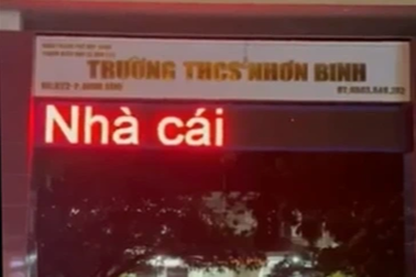 Bảng led trước một cổng trường ở Bình Định chạy dòng chữ lạ