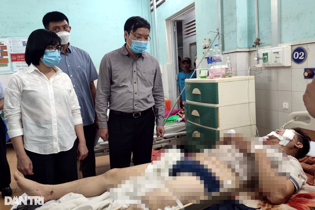 Vợ chồng nghe tin bố hấp hối, vội đón xe khách về quê thì gặp nạn - 4 Vợ chồng nghe tin bố hấp hối, vội đón xe khách về quê thì gặp nạn - 4