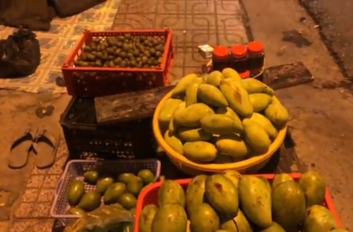 Vợ chê chồng nghèo bỏ đi, con trai 5 tuổi theo bố đi bán trái cây mưu sinh - 2 Vợ chê chồng nghèo bỏ đi, con trai 5 tuổi theo bố đi bán trái cây mưu sinh - 2