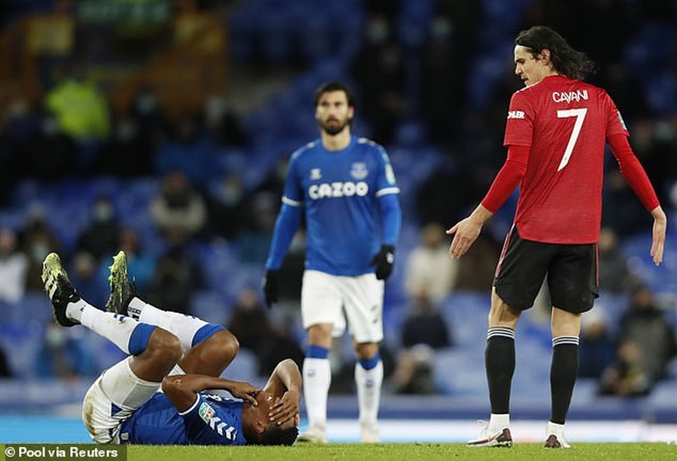 Cavani bóp cổ đối thủ suýt nhận thẻ đỏ, HLV Solskjaer lên tiếng bênh vực - 2 Cavani bóp cổ đối thủ suýt nhận thẻ đỏ, HLV Solskjaer lên tiếng bênh vực - 2