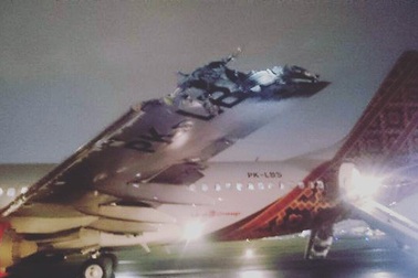 Indonesia: Hai máy bay va chạm trên đường băng và bốc cháy