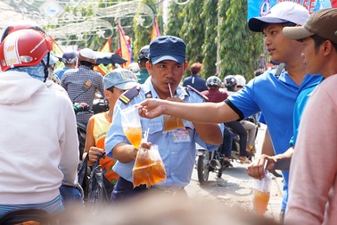 Những câu chuyện làm “ấm lòng” khách hành hương tại chùa Bà