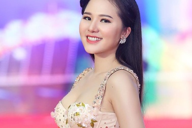 “Sao mai” Thuỳ Dung khoe sắc trên thảm đỏ LHP Bông Sen Vàng