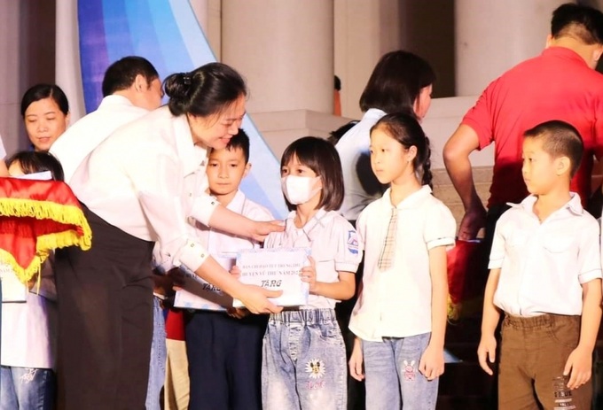 Bà Phạm Thị Như Phong, Chủ tịch UBND huyện Vũ Thư trao quà cho các cháu thiếu nhi có hoàn cảnh khó khăn tại Đêm hội trăng rằm năm 2023.