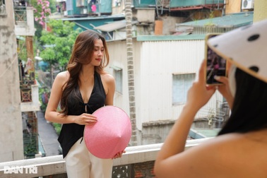 Hà Nội: Quán cà phê gợi ký ức làng quê với cổng làng, mái ngói và… gà gáy