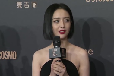 Đồng Lệ Á xinh đẹp trên thảm đỏ