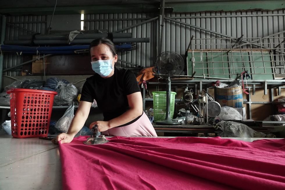 Xưởng may ngừng kinh doanh, chuẩn bị 10.000 chăn ấm tặng đồng bào vùng lũ - 15 Xưởng may ngừng kinh doanh, chuẩn bị 10.000 chăn ấm tặng đồng bào vùng lũ - 15