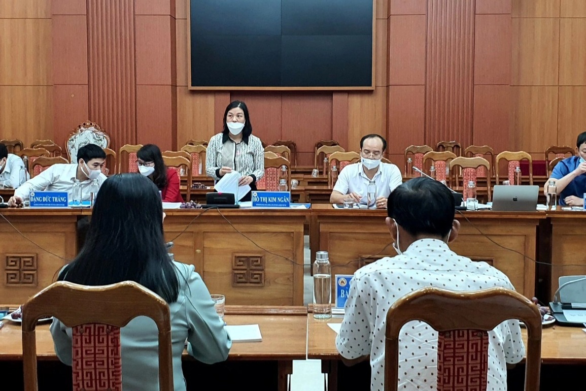 Biểu dương cán bộ làm việc không ngày nghỉ để tiền hỗ trợ tới tay người dân - 2 Biểu dương cán bộ làm việc không ngày nghỉ để tiền hỗ trợ tới tay người dân - 2