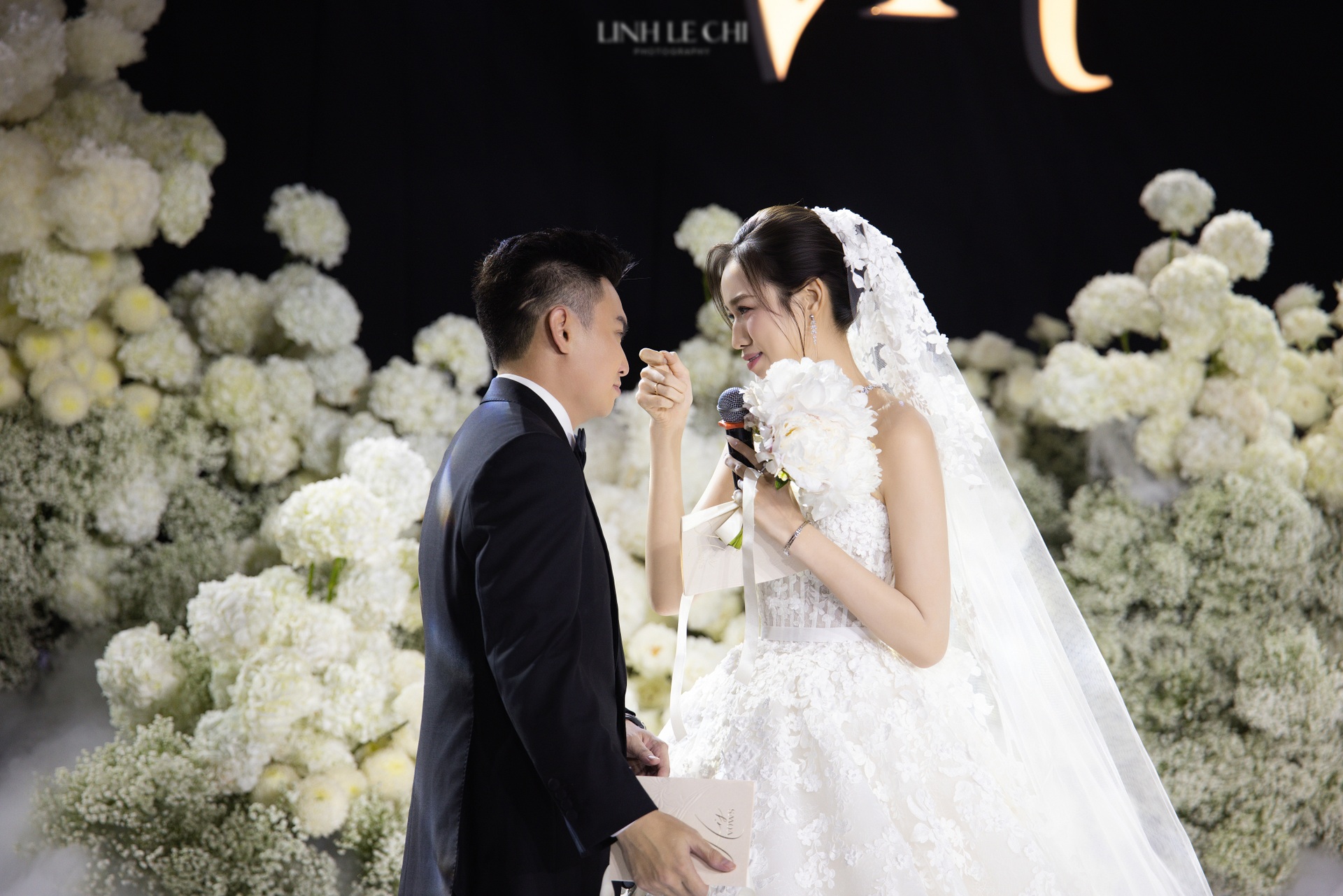 Hoa hậu Đỗ Thị Hà và chồng doanh nhân khóa môi tình tứ tại lễ cưới Hà Nội - 10