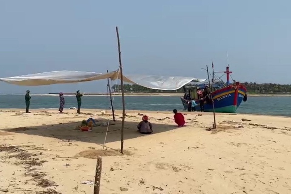 Tìm thấy thi thể ngư dân Quảng Bình mất tích 4 ngày trên biển - 1 Tìm thấy thi thể ngư dân Quảng Bình mất tích 4 ngày trên biển - 1