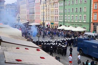 Người hâm mộ Chelsea và Betis ẩu đả trước chung kết Conference League