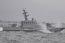 Tàu chiến Ukraine dọa nổ súng vào tàu Nga, Moscow "khóa" một phần Biển Đen