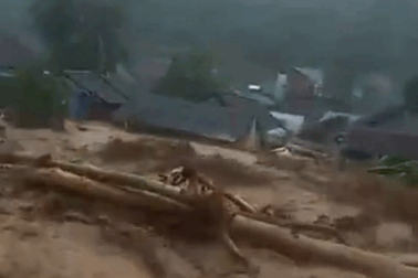 Lũ quét ở Nghệ An: Ngập toàn bộ công sở huyện, nhiều nhà trôi sông