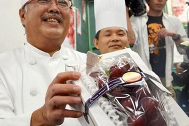 Choáng váng với chùm nho giá gần 200 triệu đồng