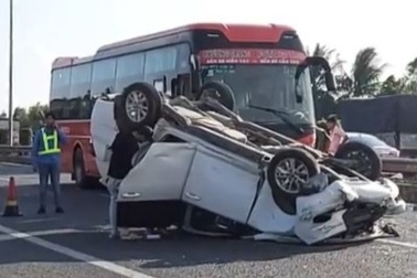 Xe khách hất ô tô 7 chỗ lật ngửa, chắn ngang cao tốc