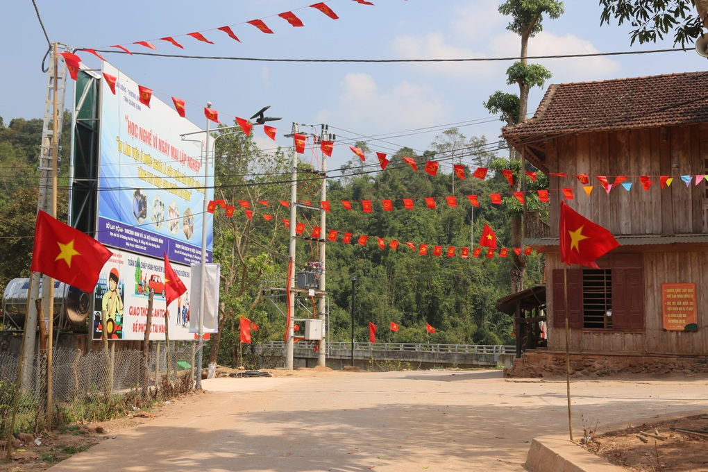 Kéo gần 30km đường dây ngầm xuyên vườn quốc gia, đưa điện về vùng biên - 2 Kéo gần 30km đường dây ngầm xuyên vườn quốc gia, đưa điện về vùng biên - 2