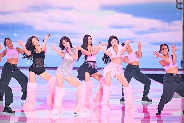 Nhóm nhạc nữ xứ Hàn diễn mờ nhạt tại Victorias Secret Fashion Show - 3