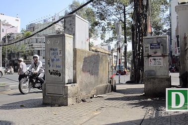 Hàng loạt bốt điện “khủng” chiếm trọn vỉa hè quận 1