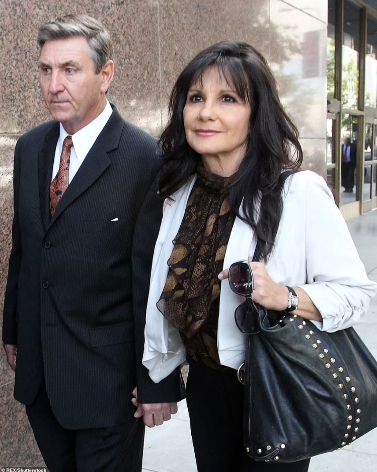 Britney Spears lần đầu được lái xe một mình sau nhiều năm - 4 Britney Spears lần đầu được lái xe một mình sau nhiều năm - 4