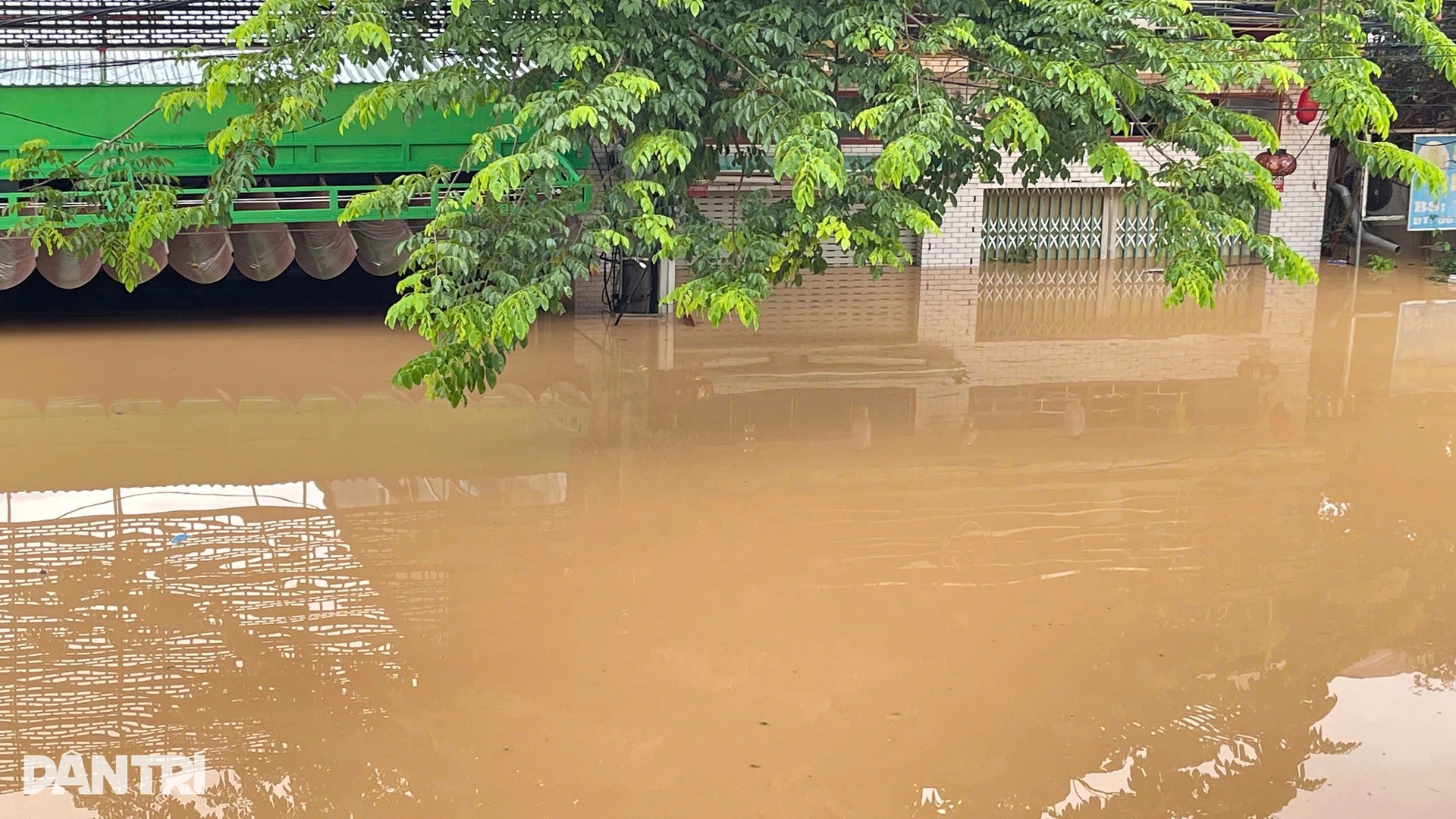 Nước lũ dâng lên tận nóc nhà, quốc lộ 7 ngập sâu hơn 1m - 14 Nước lũ dâng lên tận nóc nhà, quốc lộ 7 ngập sâu hơn 1m - 14