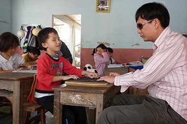 Thầy giáo mù lập mái ấm cho trẻ khuyết tật