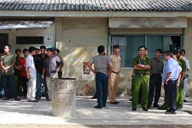 Xác chết cháy đen trong thùng phuy