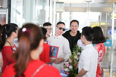 NTK Đỗ Trịnh Hoài Nam được chào đón tại sân bay hậu New York Couture Fashion Week