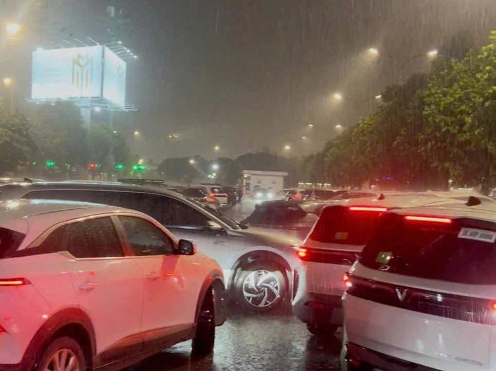 Sân bay Nội Bài hứng “1 sao” sau phân làn, khách đội mưa tìm xe - 3