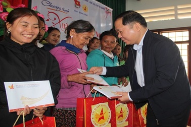 Trao quà Tết ấm lòng bà con đồng bào Ba Na