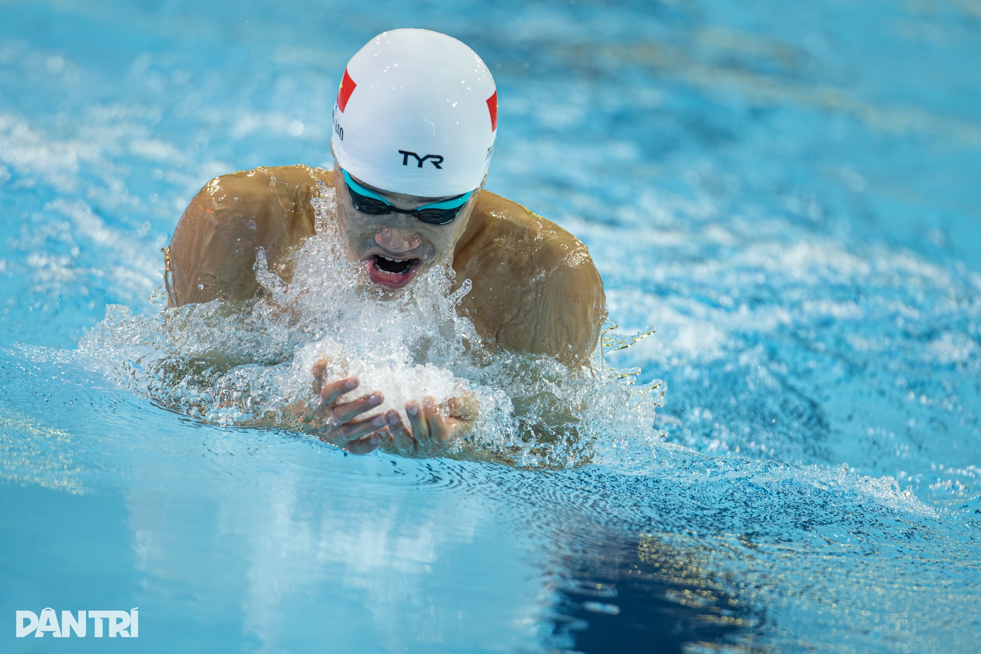 นักว่ายน้ำชาวเวียดนามระเบิดความดีใจหลังจากคว้าเหรียญทอง 3 เหรียญในการแข่งขันซีเกมส์ - 10 Kình ngư Việt Nam bùng nổ cảm xúc khi lập hat-trick HCV SEA Games - 10