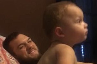 Đang ngủ, bé trai bật dậy để nhảy bài hát yêu thích