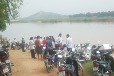 Rơi xuống sông trên đường đi ăn rằm tháng Bảy