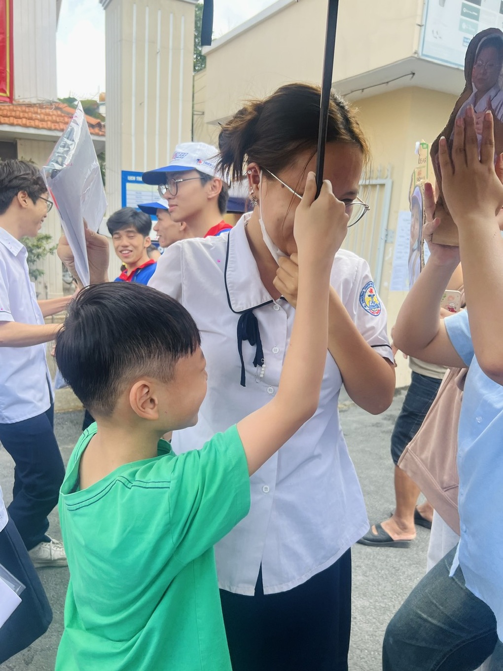 Rụng tim với cậu bé đưa chị đi thi: “Ở nhà như chó với mèo” - 3 Rụng tim với cậu bé đưa chị đi thi: “Ở nhà như chó với mèo” - 3