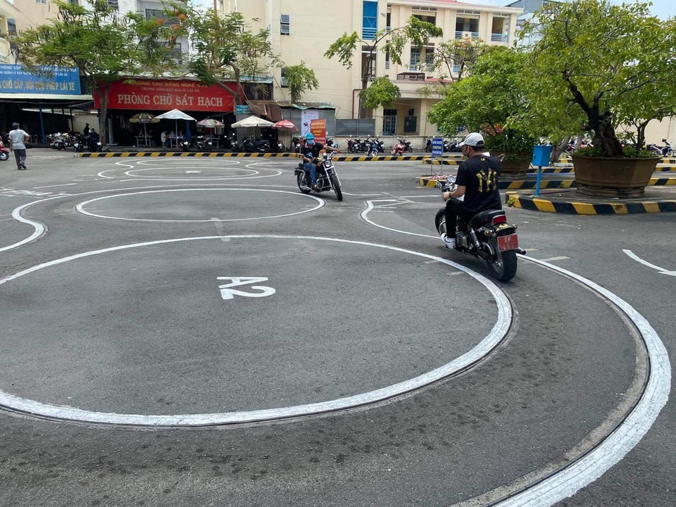 Thu Trang cà khịa và chúc chồng Tiến Luật… thi rớt bằng lái xe mô tô - 2 Thu Trang cà khịa và chúc chồng Tiến Luật… thi rớt bằng lái xe mô tô - 2