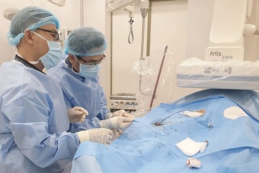 Bị cây gỗ đập vỡ gan, thợ mộc may mắn thoát chết