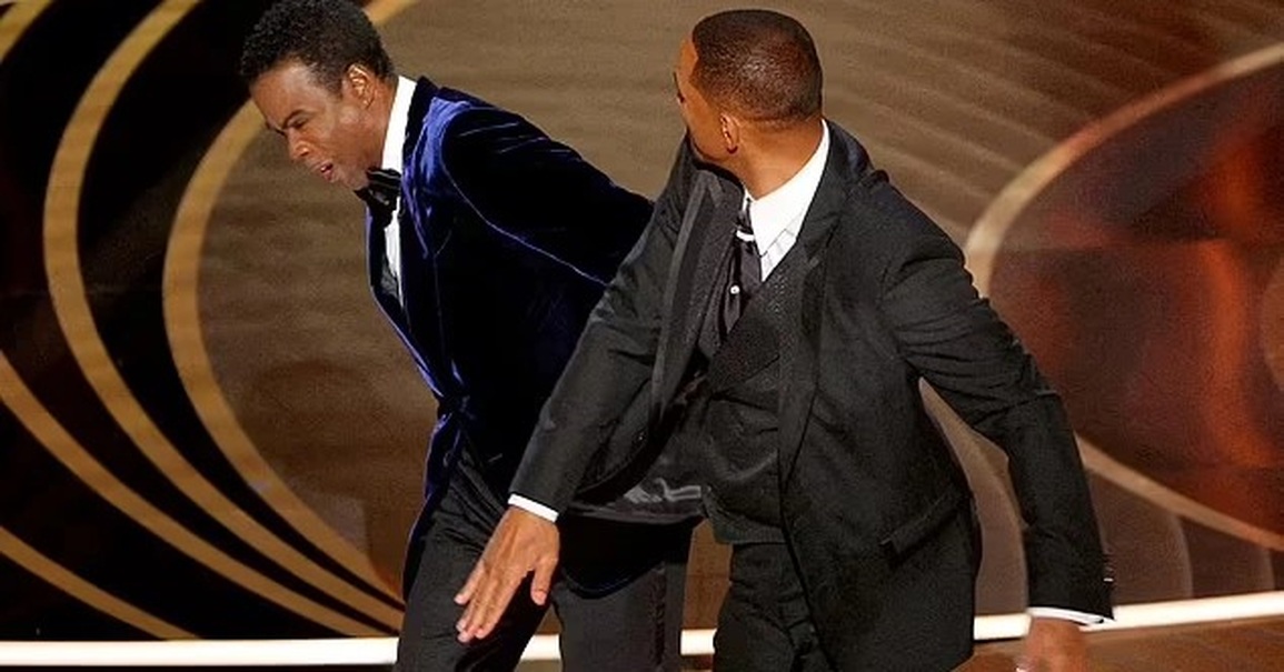 Chris Rock tái xuất sau khi bị Will Smith tát tại lễ trao giải Oscar - 2 Chris Rock tái xuất sau khi bị Will Smith tát tại lễ trao giải Oscar - 2