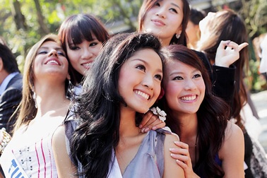 Người đẹp Hoa hậu Quốc tế tới thăm thị trấn cổ