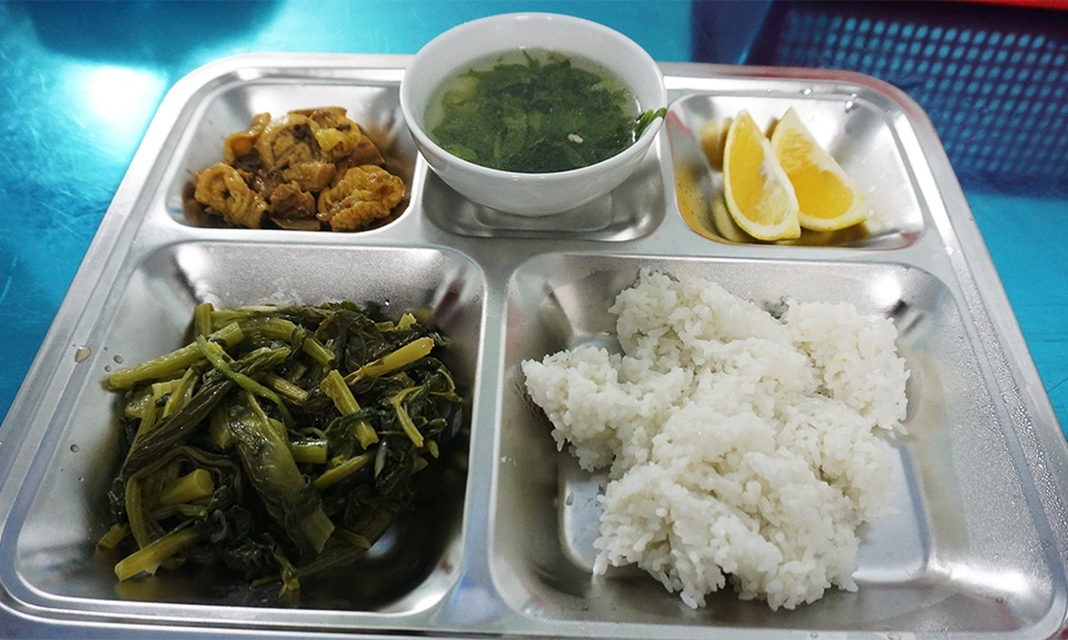 Suất cơm 2 nghìn ấm lòng người nghèo khó - 2 Suất cơm 2 nghìn ấm lòng người nghèo khó - 2