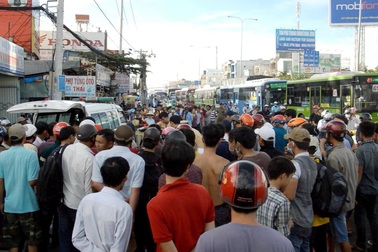 Xe máy “cúp đầu” xe tải, 3 người thương vong