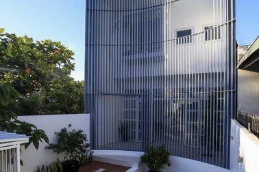 Gia đình ở Sài Gòn làm nhà lồng chim độc đáo “chống trộm”