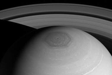 Sao Thổ có hai lục giác xoay quanh cực bắc của nó