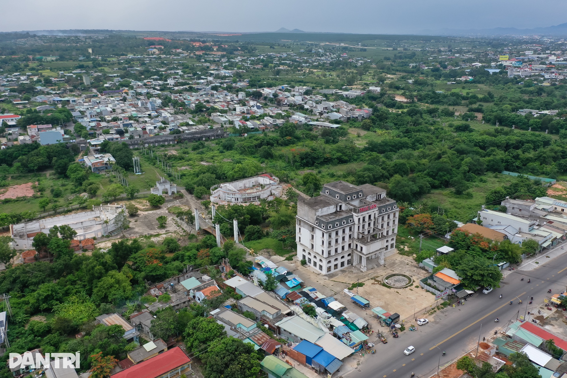 Khung cảnh hoang tàn bên trong khu du lịch bỏ hoang ở Phan Thiết - 2 Khung cảnh hoang tàn bên trong khu du lịch bỏ hoang ở Phan Thiết - 2