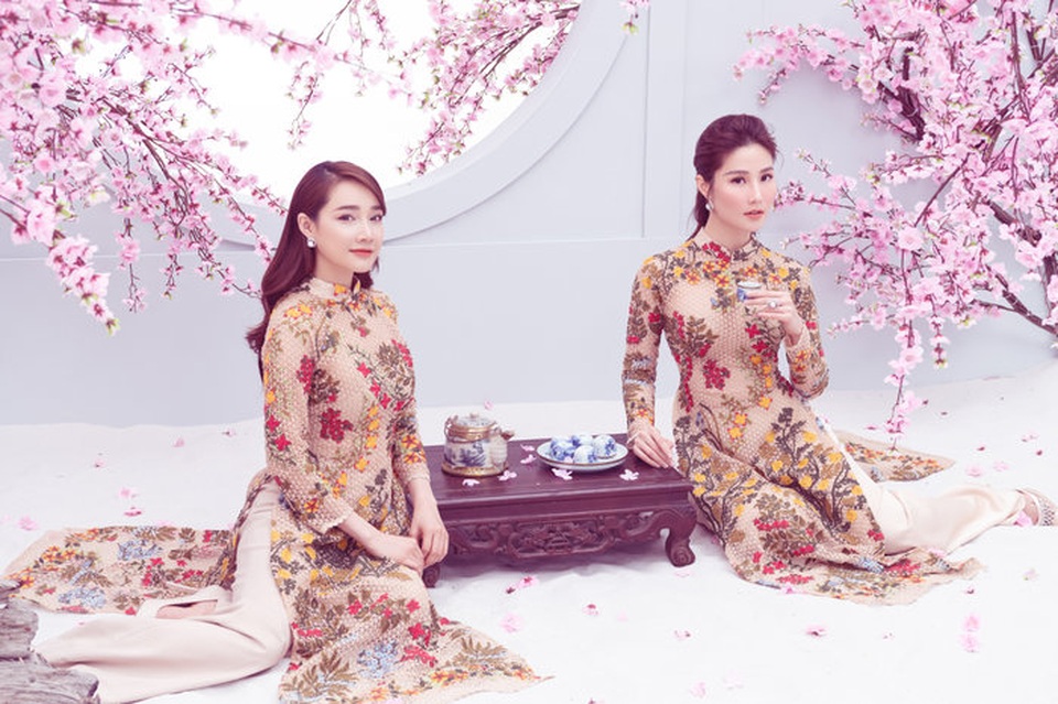 Dàn nghệ sĩ đón Tết với trang phục rực rỡ sắc màu - 9 Dàn nghệ sĩ đón Tết với trang phục rực rỡ sắc màu - 9