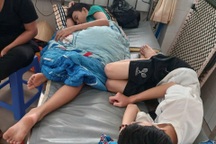 12 học sinh nhập viện nghi bị ngộ độc thực phẩm